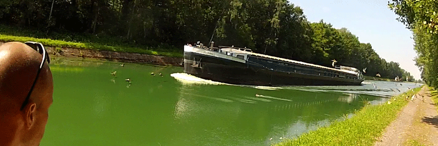 Peniche sur le canal