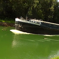 Peniche sur le canal