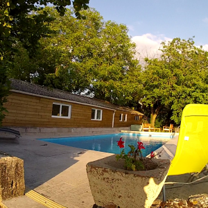 Piscine et chambre d'hôtes